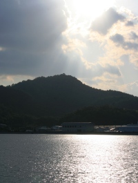 雲・海・山。久々井湾の豊かな自然