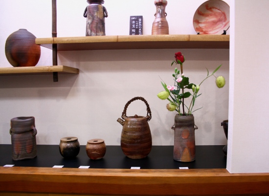 人気作家の花器が並びます