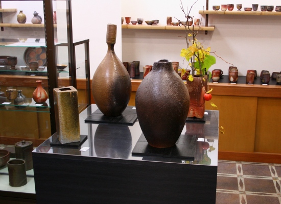 オブジェや大作の花器など新作を随時展示しています