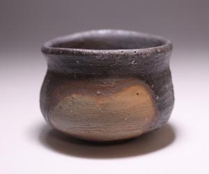 高力芳照 作 「備前窯変酒呑」
