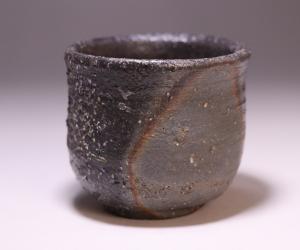 高力芳照 作 「備前窯変酒呑」