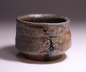 高力芳照 作 「備前窯変酒呑」