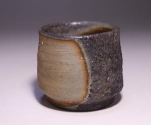 高力芳照 作 「備前窯変酒呑」