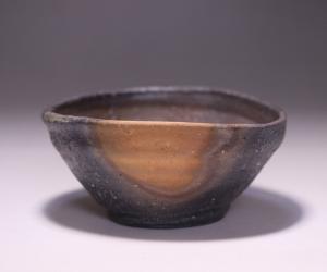 金重 愫 作 「備前盃」