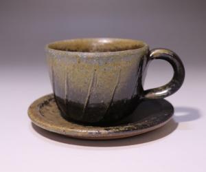 秋谷昌央 作 「黒カップ＆ソーサー」