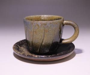 秋谷昌央 作 「黒カップ＆ソーサー」