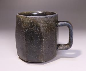 秋谷昌央 作 「黒マグカップ」