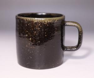秋谷昌央 作 「黒マグカップ」