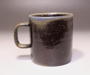 秋谷昌央 作 「黒マグカップ」