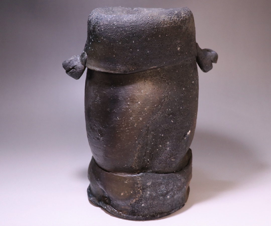 隠崎隆一 作 「備前耳付花入」 ~備前焼専門卸小売店 川口陶楽苑~ 商品の良いところ 隠崎隆一 作 備前三角花入 工芸品